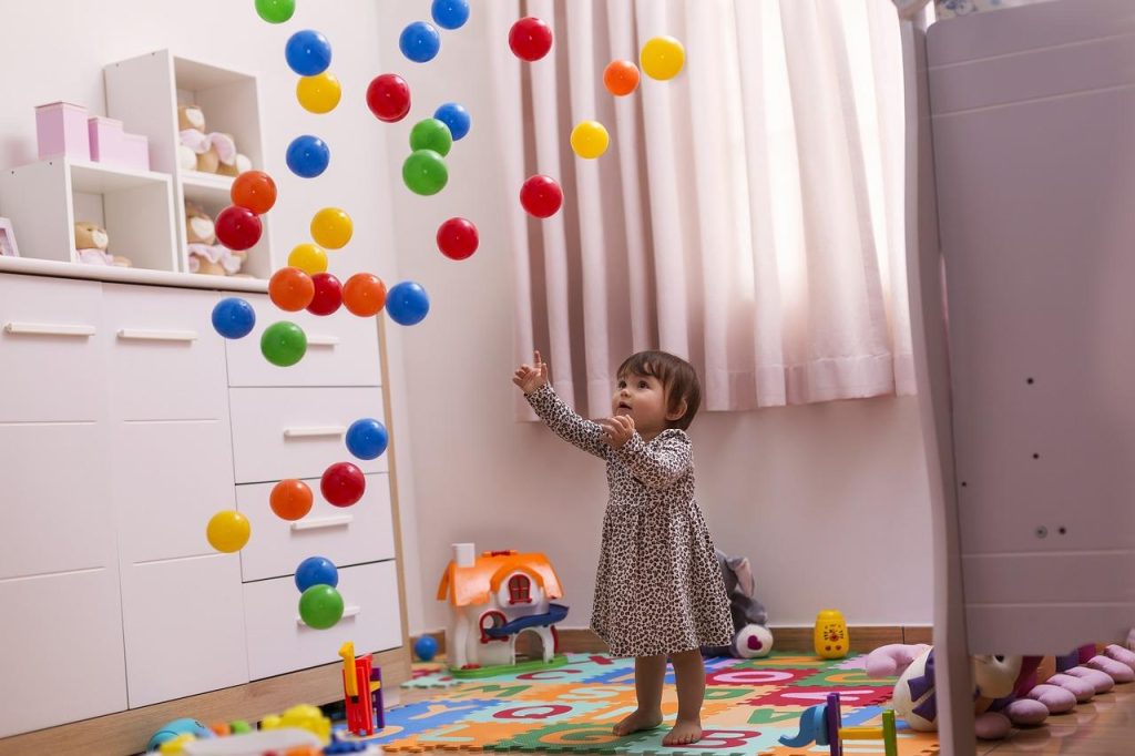 Ouder werkt aan het overwinnen van uitdagingen in het opvoeden van kinderen door middel van geduld en goede communicatie