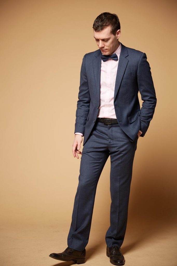 Travelstof kleding stretch broek in klassieke kleuren, ideaal voor comfortabele reizen met stijlvolle uitstraling