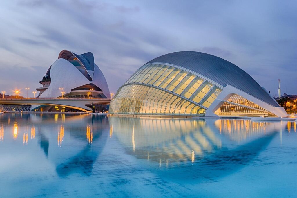 Uitzicht op Valencia met palmbomen en zee, ideaal voor een productieve workation tussen werk en ontspanning