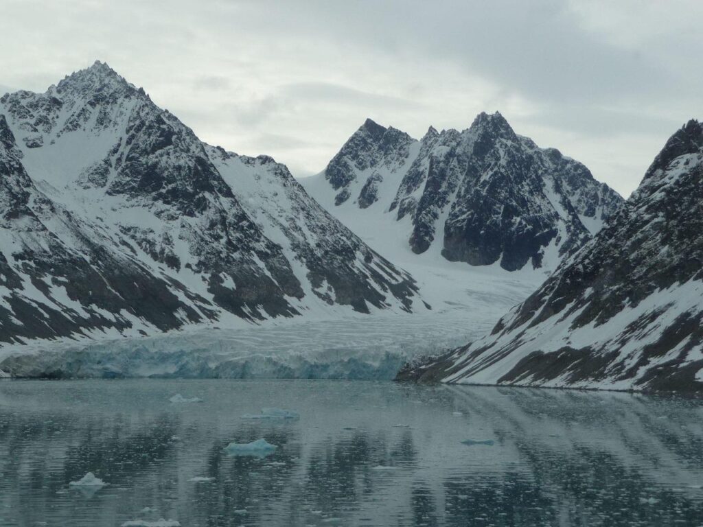 Majestueus Arctisch landschap met gletsjers en ijsbergen tijdens een cruise naar Spitsbergen