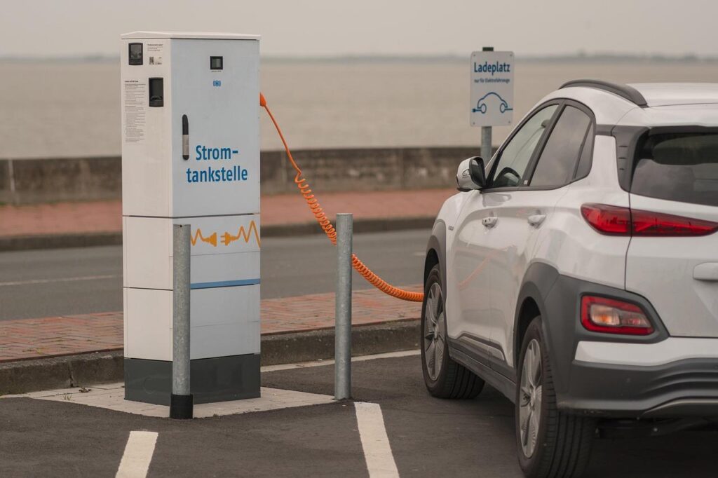 Infographic over kosten van een laadpaal kopen en besparen op elektrisch rijden