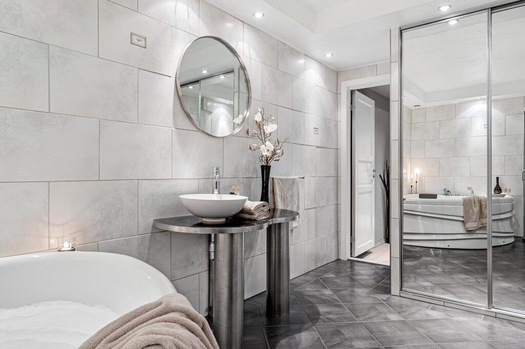 Moderne badkamer met elegant solid surface sanitair en strakke wastafel voor duurzaam badkamerdesign